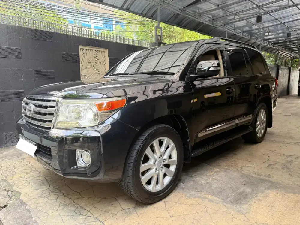 Toyota Land Cruiser VX200 (UK) 2013