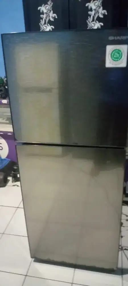 Dijual kulkas 2pintu SHARP ADA ICE MARKER RAK LENGKAP DINGIN BEKU COD
