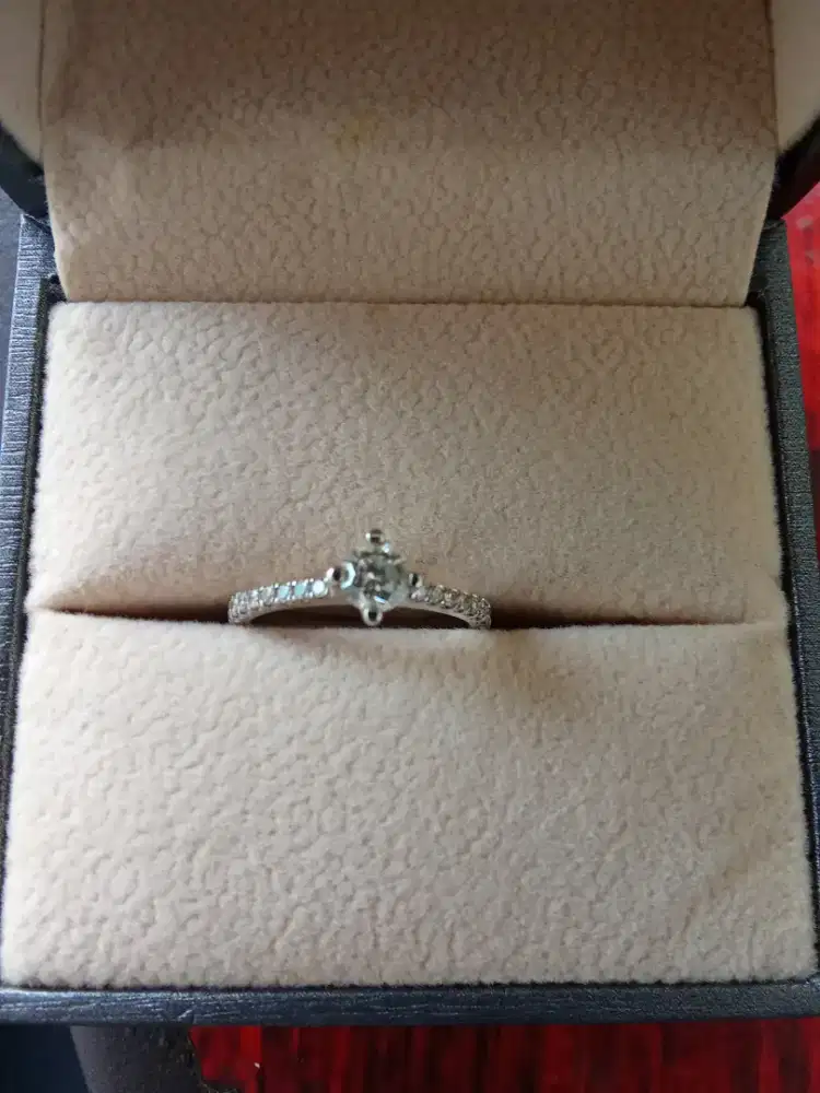 Cincin Berlian dengan Sertifikat Berlian