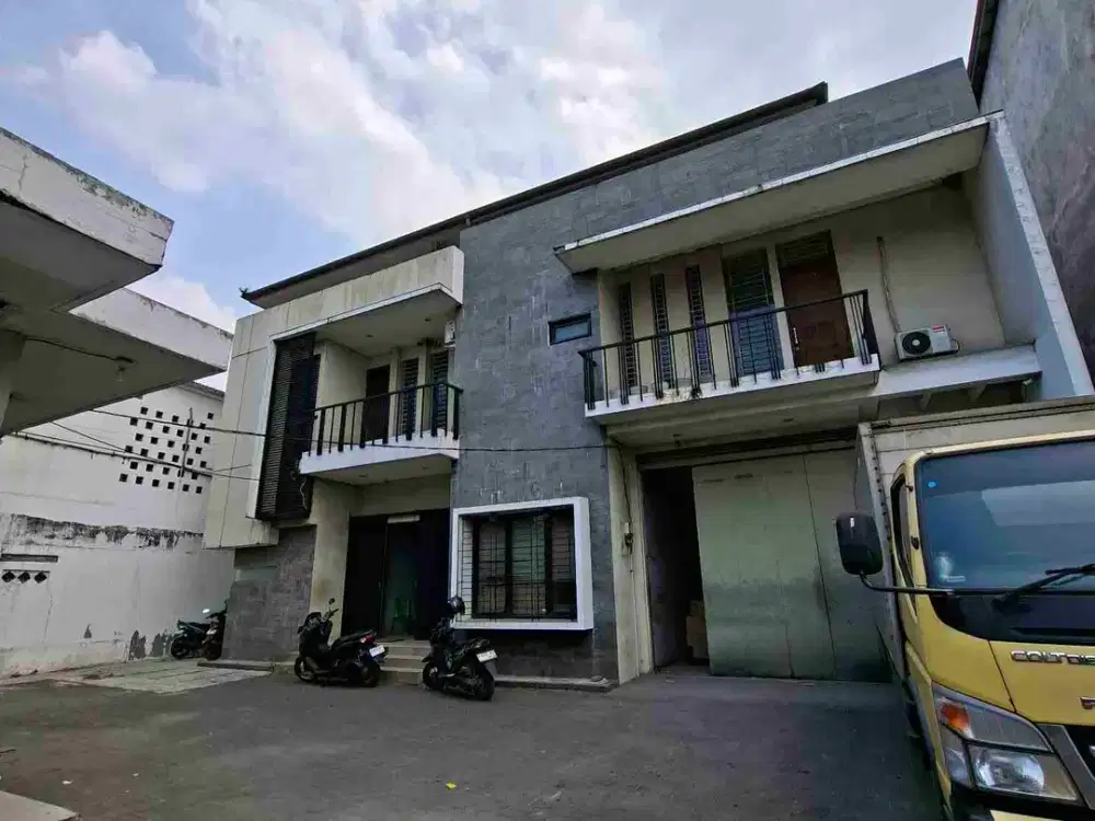 Gudang kokoh siap pakai plus kantor di jalan utama Kabupaten Bandung