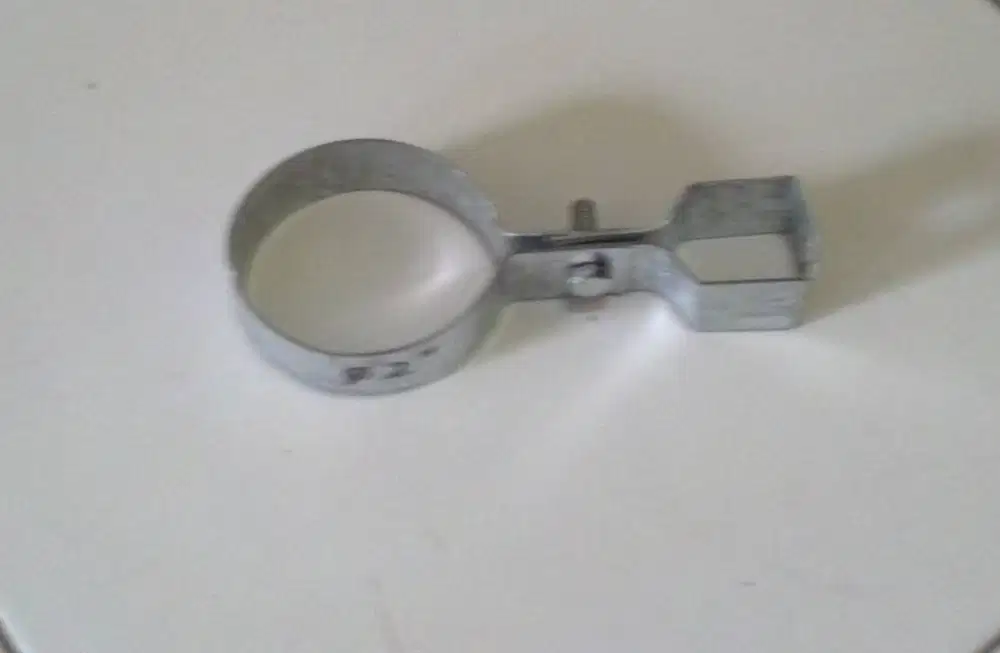 KLEM GANTUNG PIPA PVC /BESI