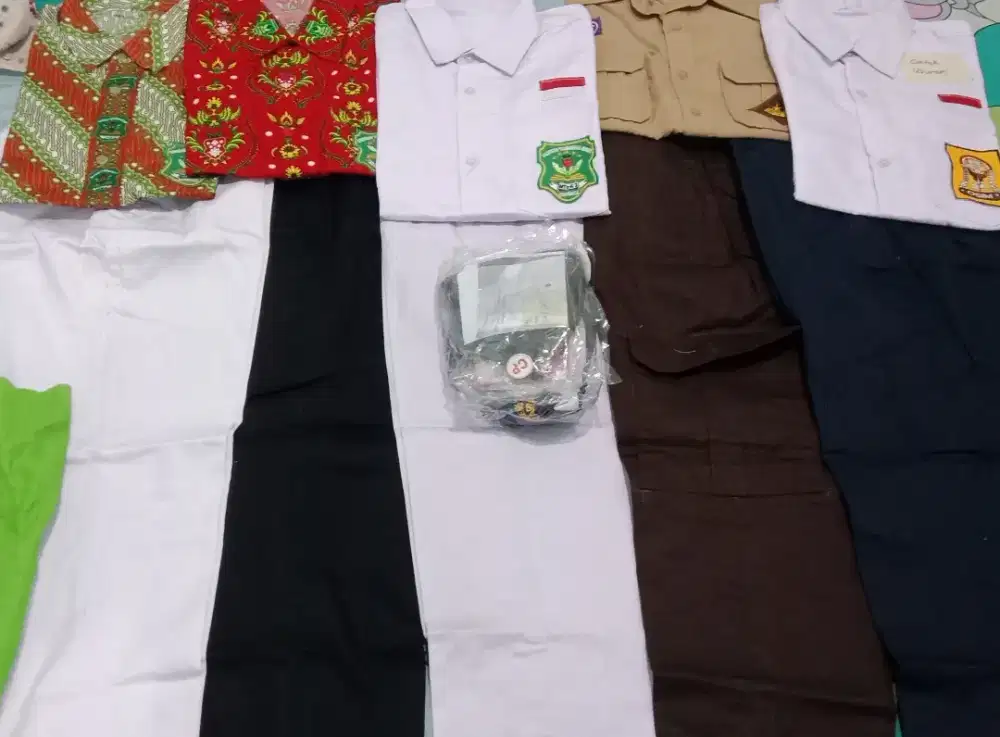 Celana & Kemeja SMP dijual per satuan