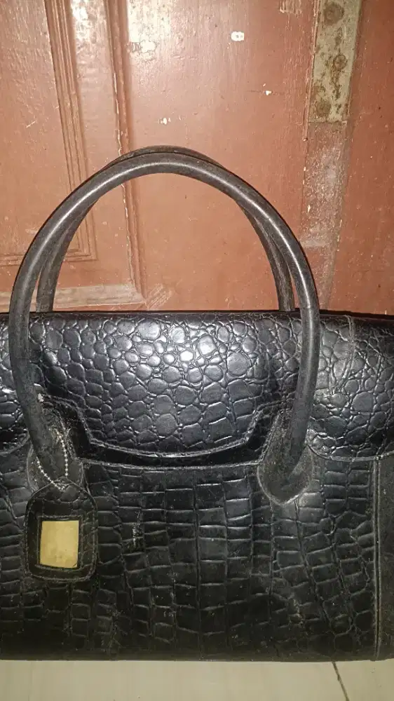 Tas hitam Prada
