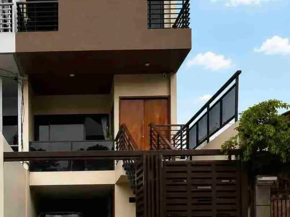 Rumah modern di pondok Bambu 3 lantai semi furnished bebas banjir