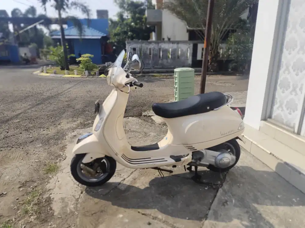 VESPA LX 150 TAHUN 2012 FULL ORI TGN 1 DARI BARU MESIN HALUS,CAT ORI.