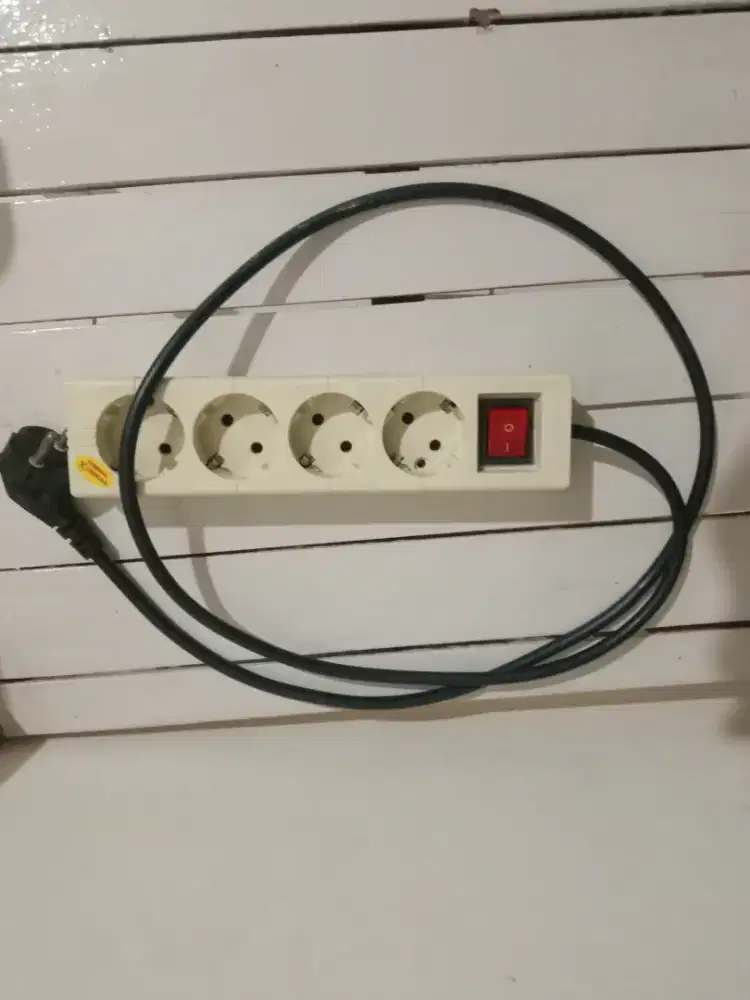 COLOKAN LISTRIK 4 MATA 1,5m