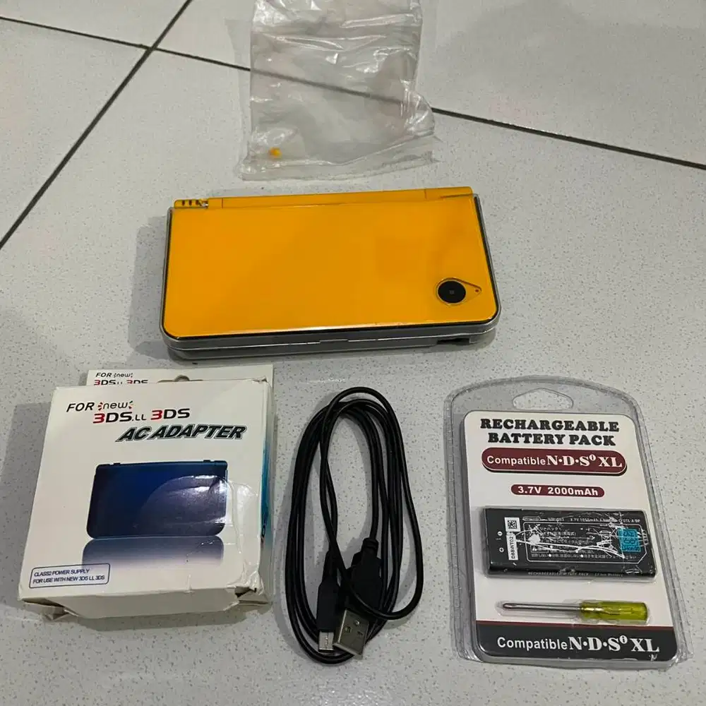 Nintendo DSi XL Kuning R4 Card 8 GB Retro Video Game Console