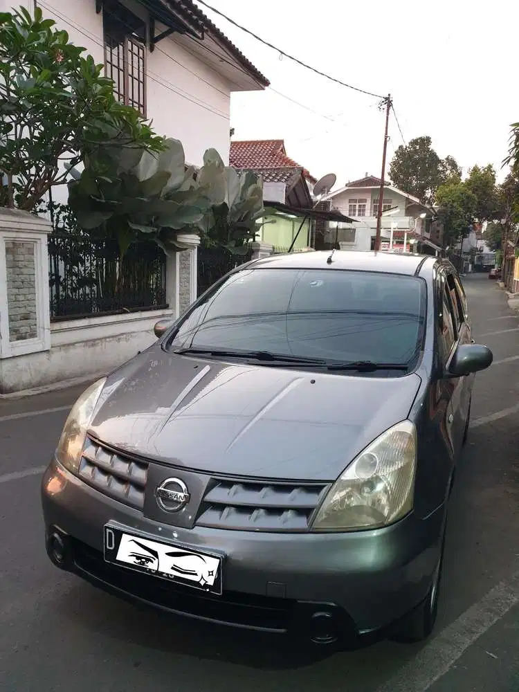 Nissan Livina 3 baris 2010