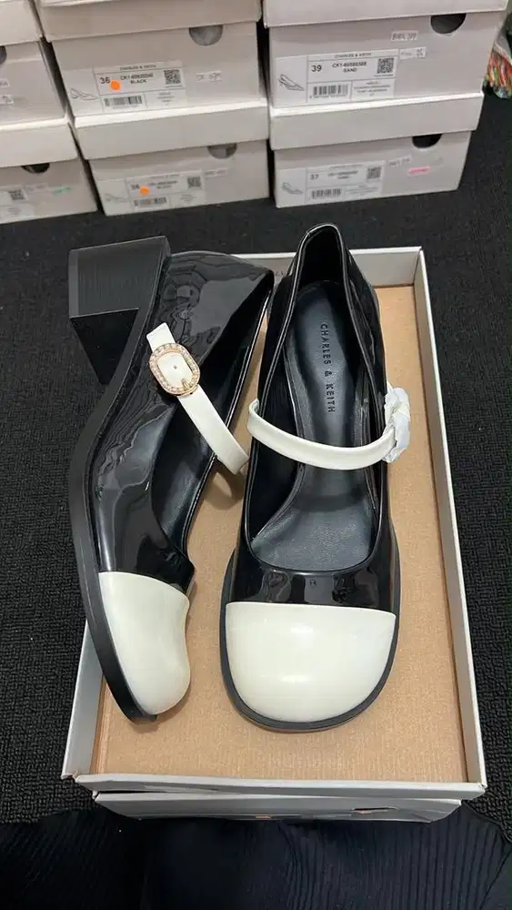 Sepatu charles and keith