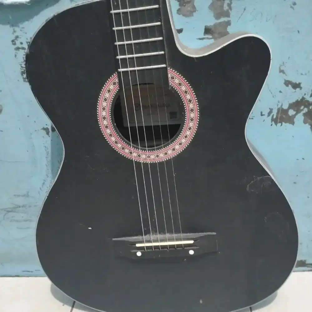 Gitar warna hitam