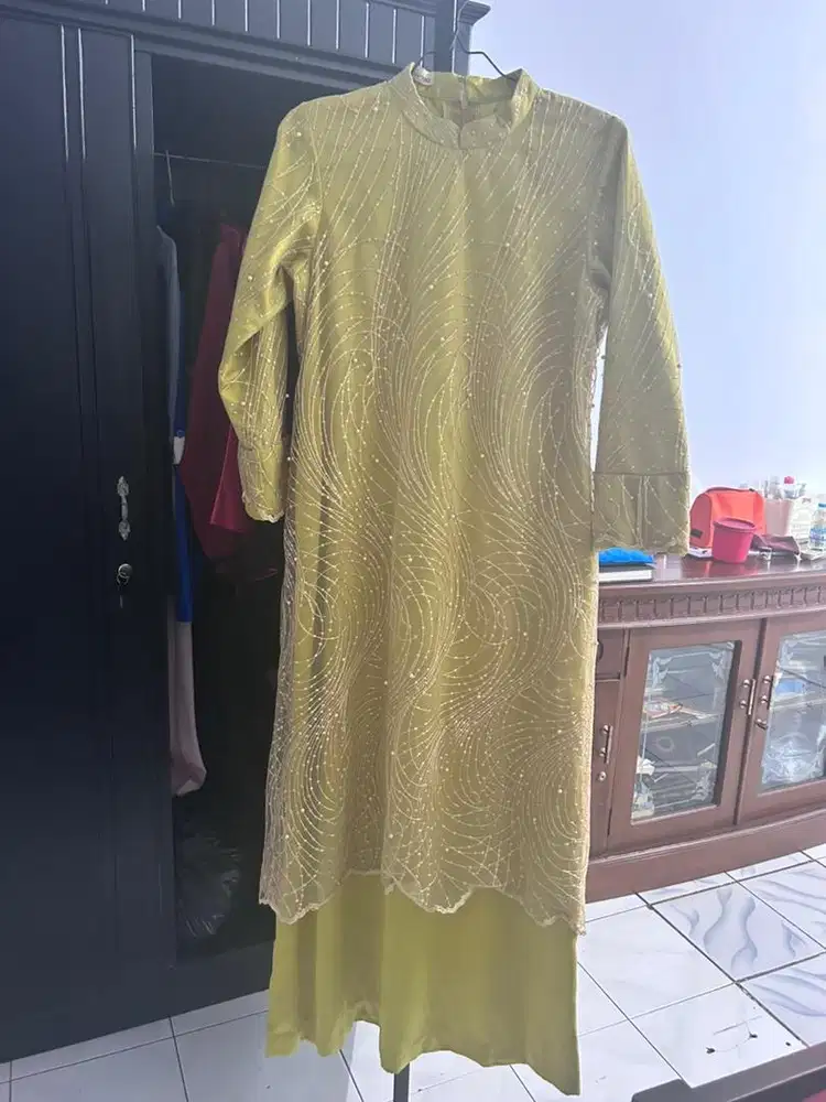 Baju pesta hijau stabilo