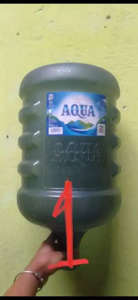 Di jual 2 buah galon 1 galon Aqua dan 1 galon polos,tebal ,no minus