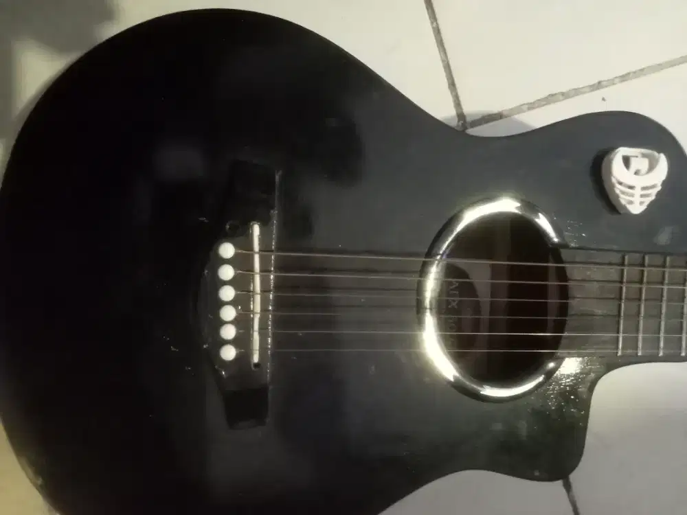 Gitar akustik +tempat kelabernya