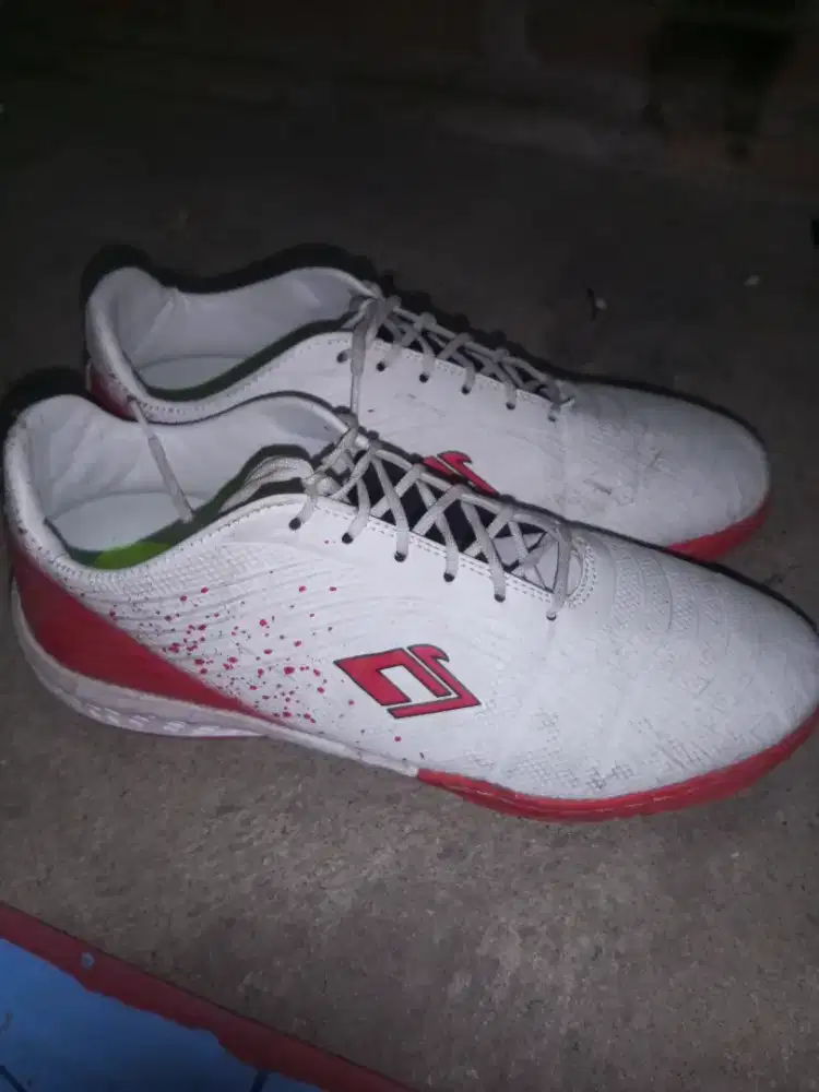 Sepatu futsal ukuran 43