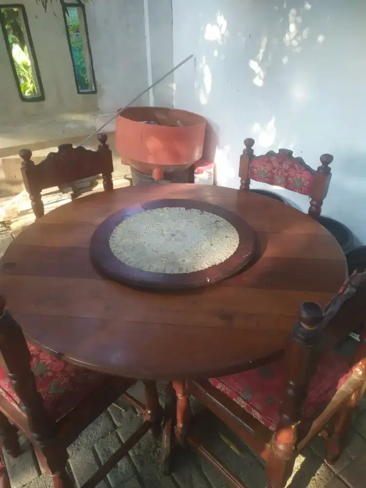 Meja makan bundar kayu jati