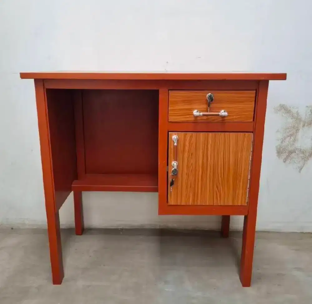 Meja kayu berlaci