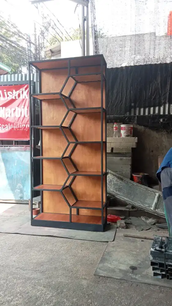 Rak pajangan motif  lebah