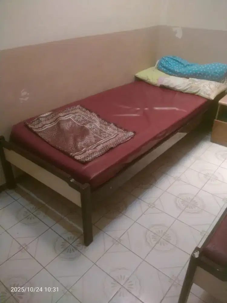dijual 2 ranjang lama tanpa kasur