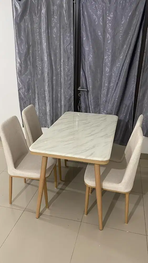 Meja Makan Granit + 2 Kursi – Kondisi Sangat Baik