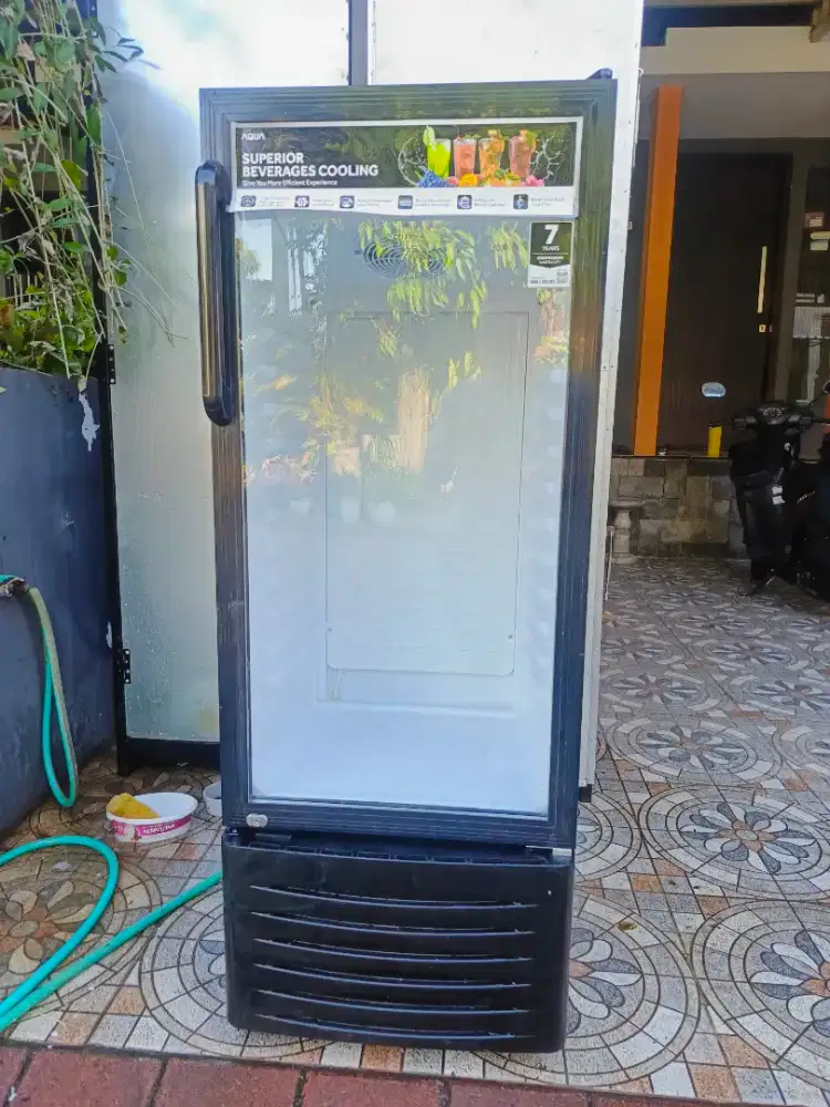Showcase bekas merek aqua