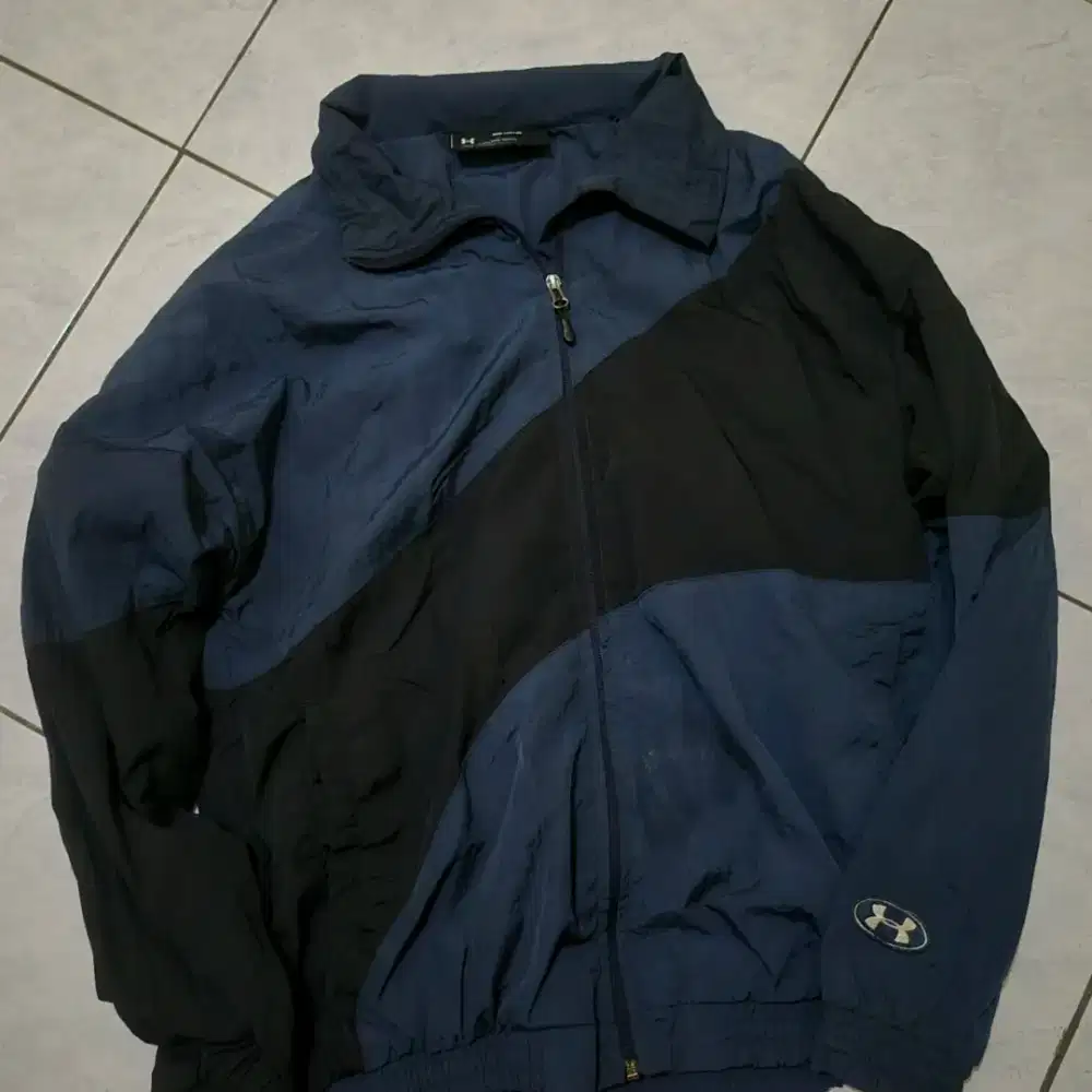 Jaket under armour masih bagus no minus