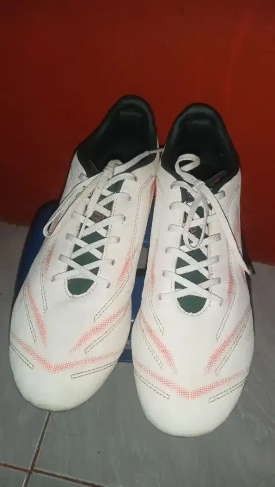 Sepatu bola pria bekas