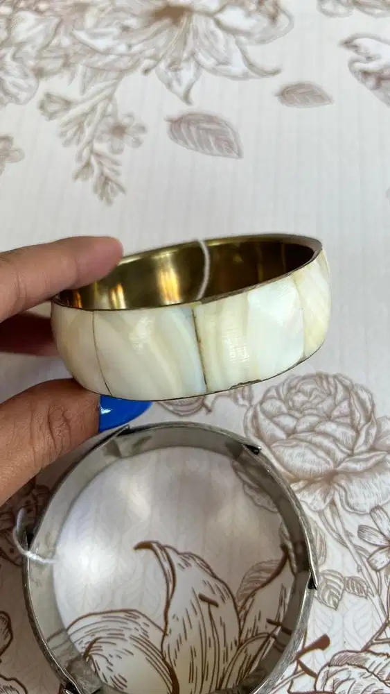 Gelang Bangle Motif Mutiara Putih – Elegan & Klasik