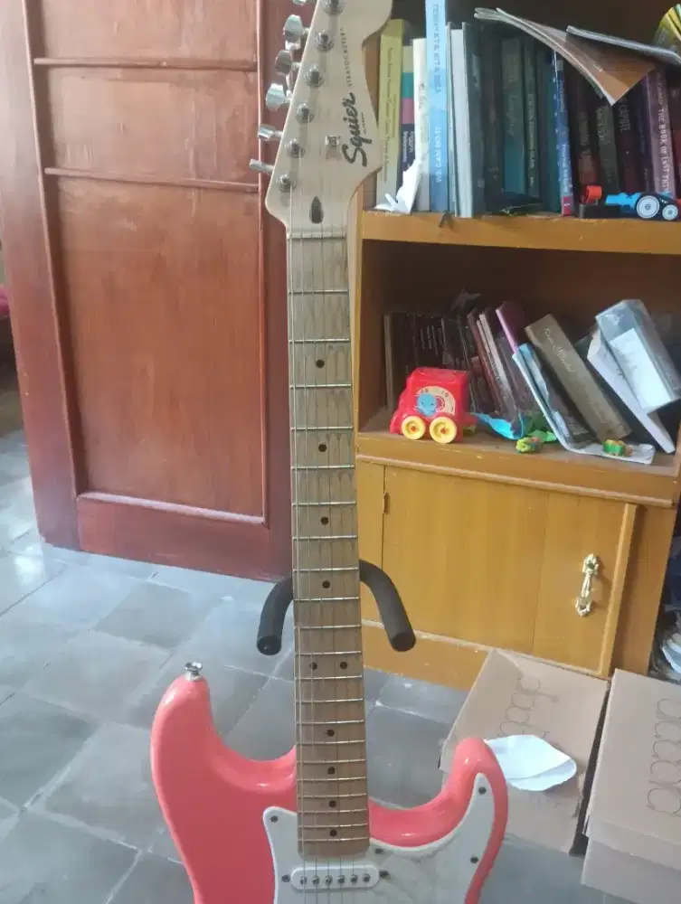 Jual santa gitar listriki squier  strato mulus