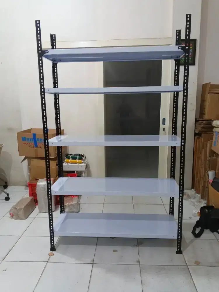 Rak siku besi lubang