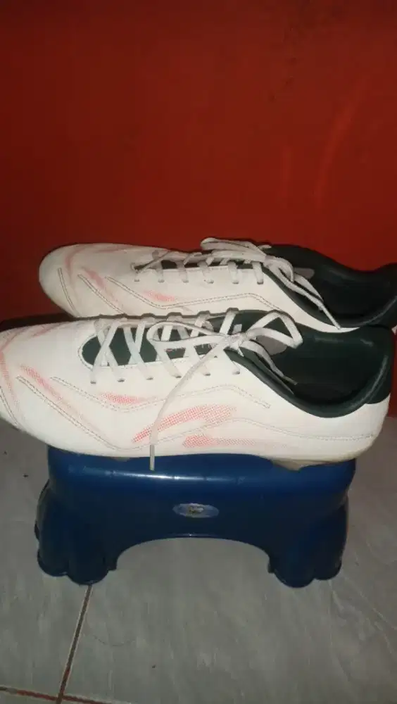 Sepatu bola bekas pria dijual cepat