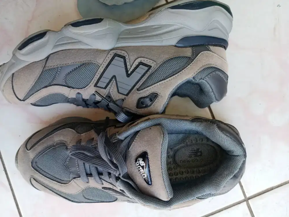 Sneakers dan sepatu bola