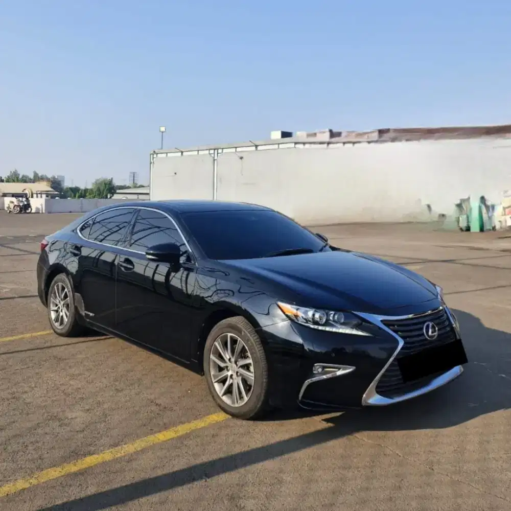 Lexus ES 300H Nik 2015
Black on black
Km 61rb