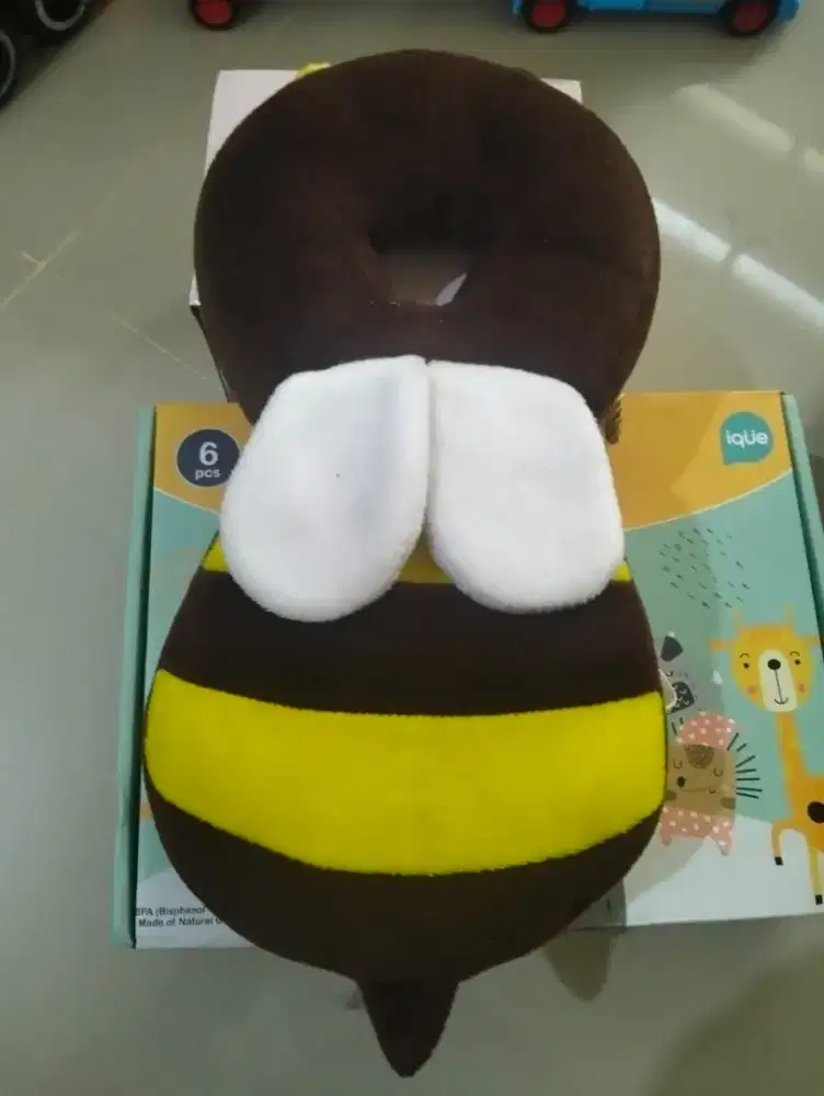Bantal pelindung karakter lebah dan gendongan scoots