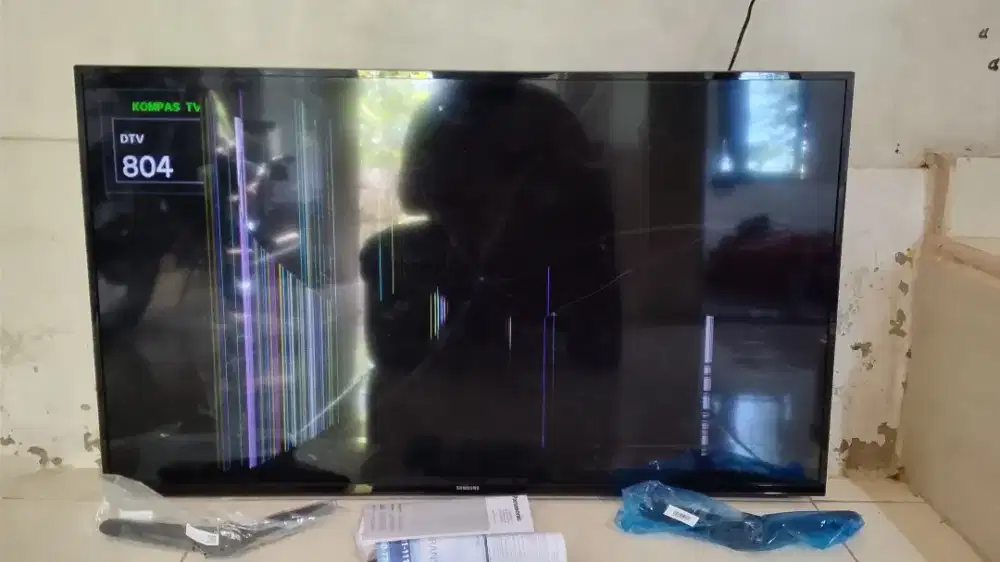 Tv Samsung 43 inci layar pecah