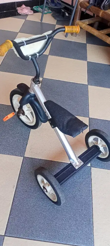 Sepeda anak roda tiga