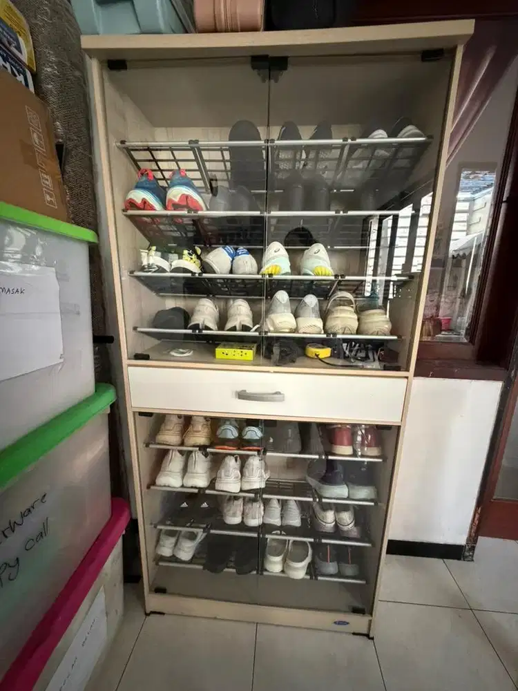 Lemari sepatu pintu kaca