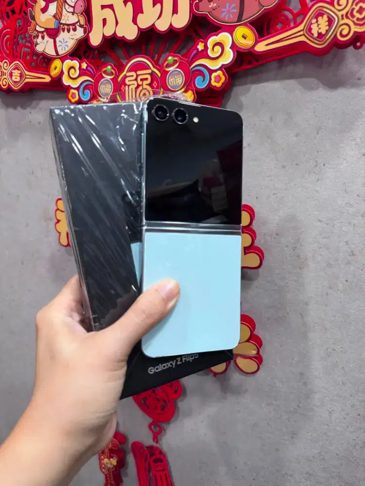 Second Samsung Z Flip5 5G 8/512gb Pemakaian 1 Hari Garansi Juni 2027