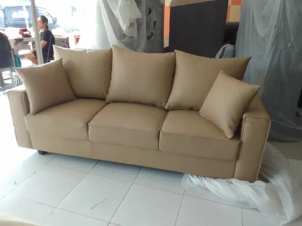 Sofa 3 ddk kulit warna cream bunus bantal 3 kecil 2