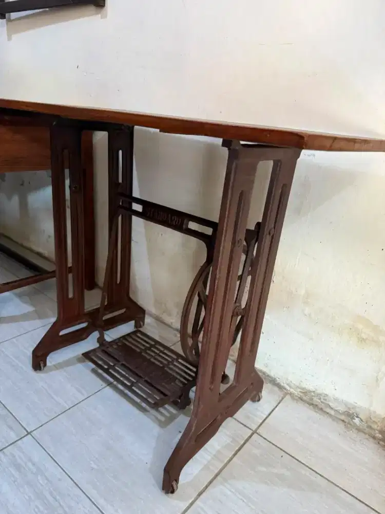 Dijual meja papan jati rangka bekas mesin jahit murah