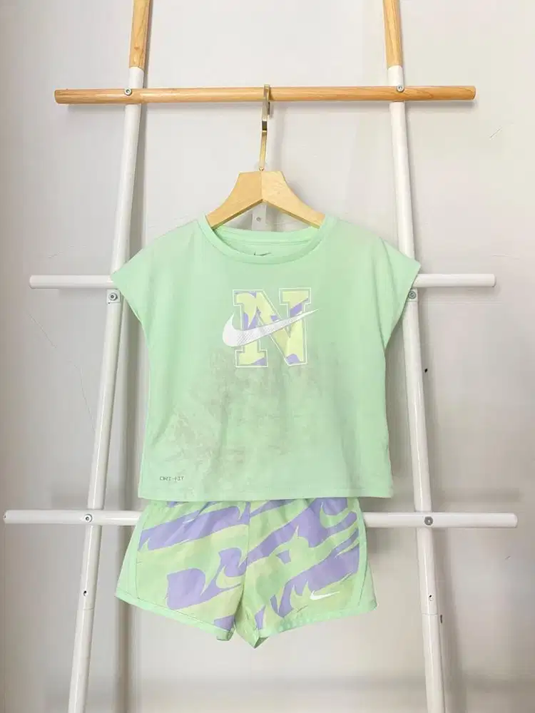 One set cewek Nike