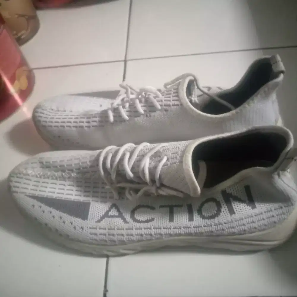 Sepatu action kain