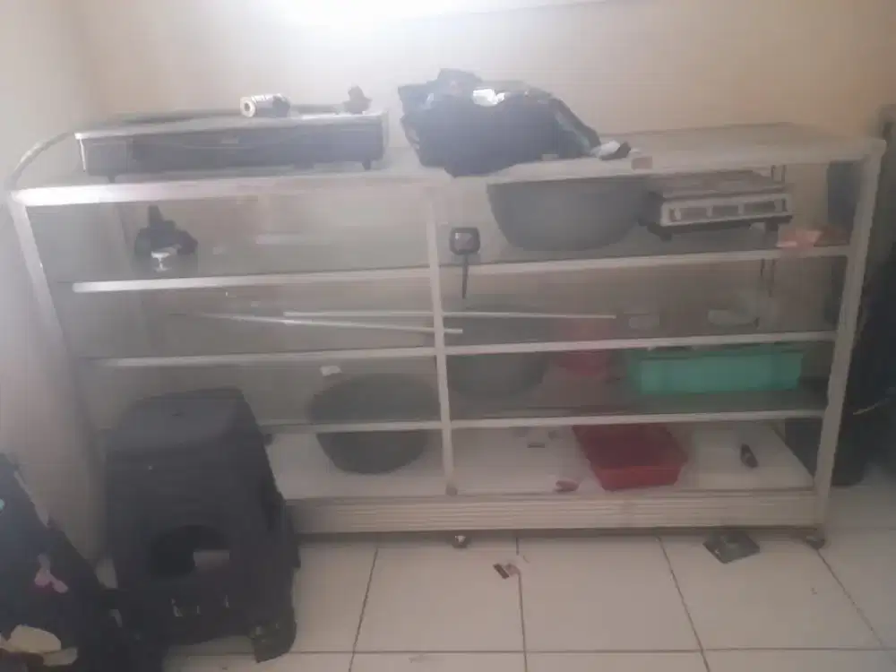 Dijual lemari etaalase