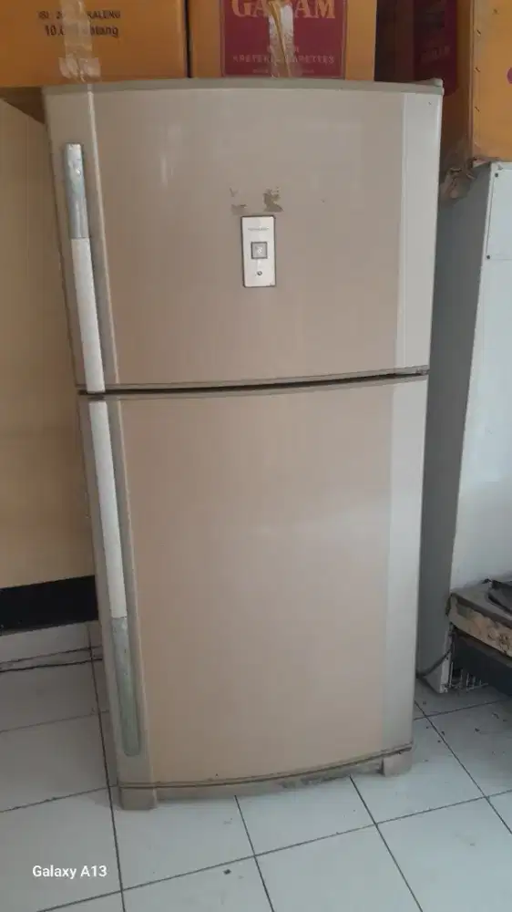 Dijual kulkas 2 pintu jumbo merk Sharp