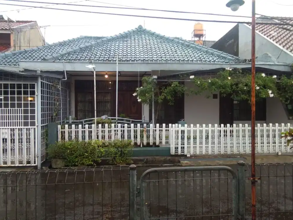 Turun Harga Dijual Rumah Terawat Kotak Dekat Alun-alun kompleks di Margahayu Raya Bandung