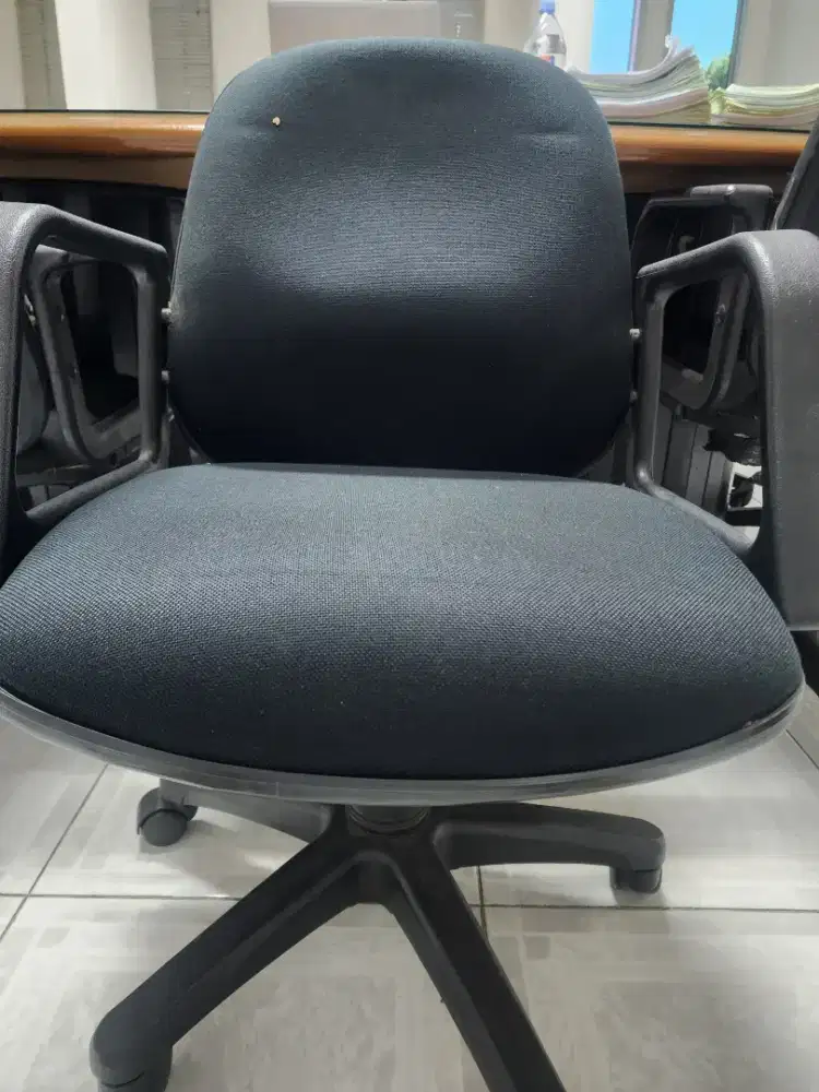 Kursi kantor ada lengan