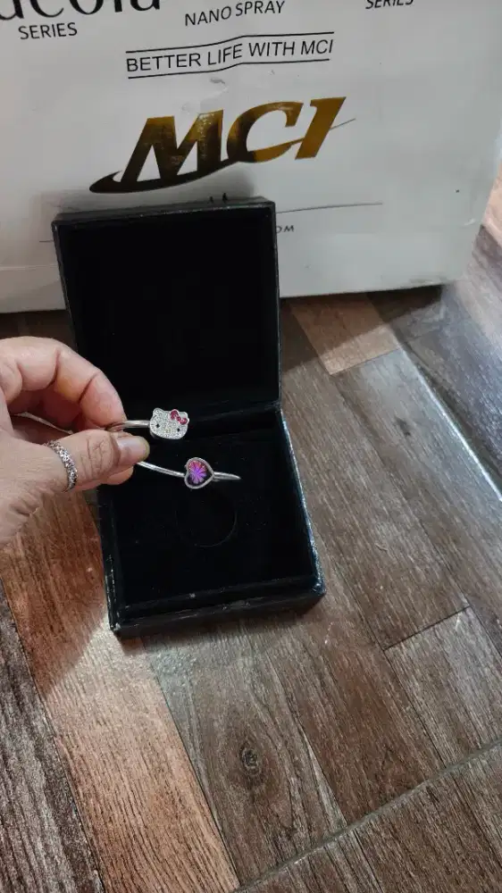 Kalung dan gelang ion negatip
