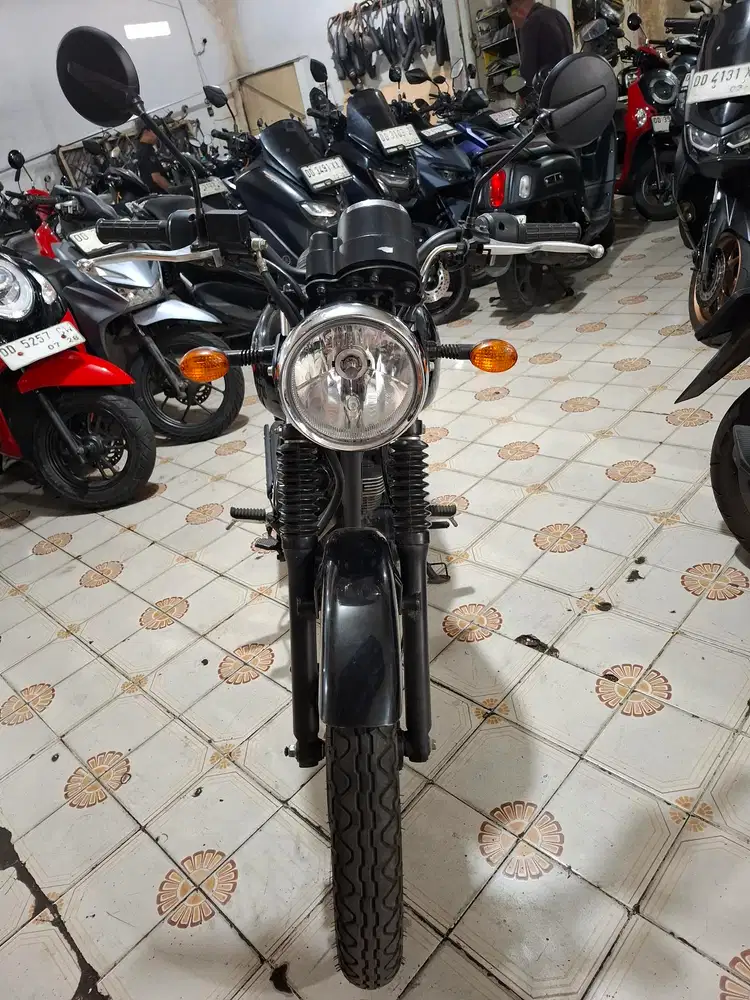 Kawasaki W175 2025 hitam