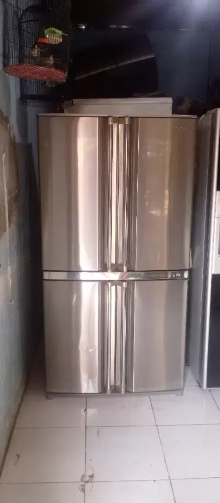Kulkas 4 pintu merek Sharp