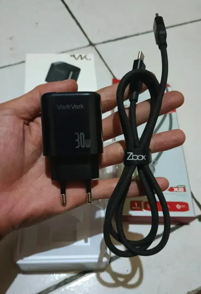 Charger iPhone / Android.