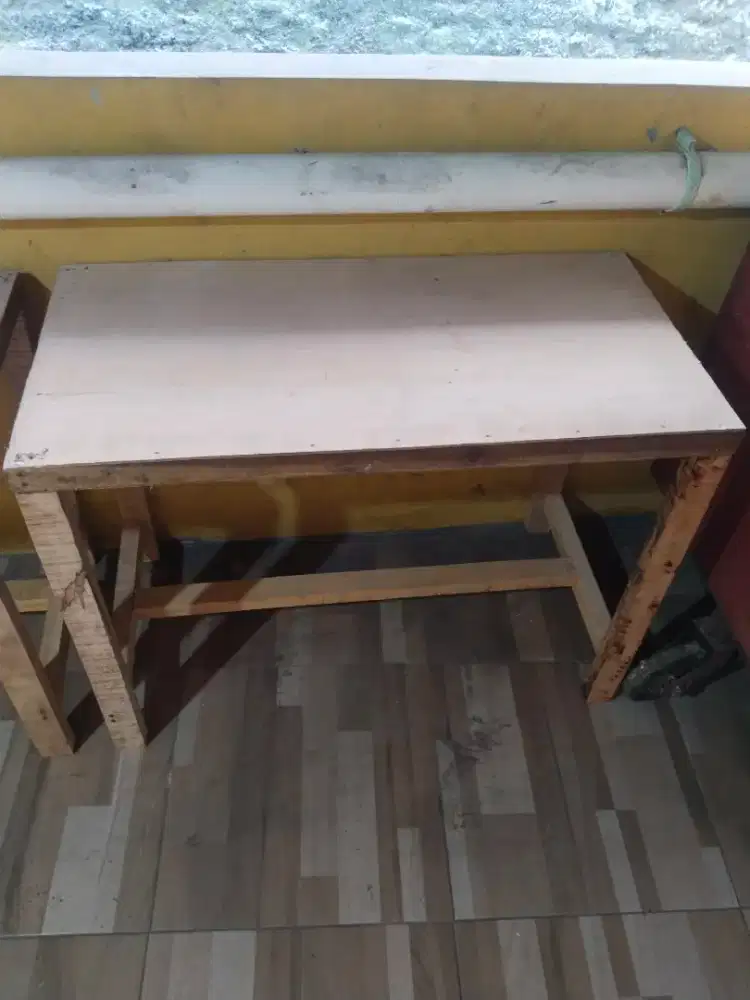 Meja belajar. Meja makan. Meja jualan. Meja serbaguna